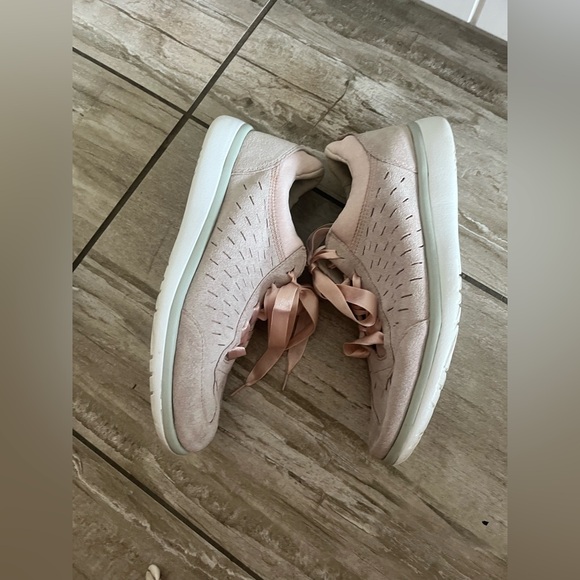 UGG Victoria Suede Sneakers -Quartz Pink -Women’s - Picture 3 of 6